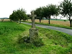 Kamenný kříž u rozcestí