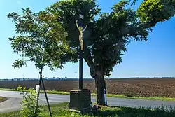 kříž u silnice z Velelib do Dvorů