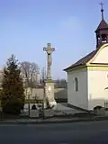 2. Kamenný kříž před kaplí