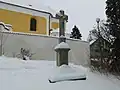 pískovcový kříž z roku 1834 před kostelem