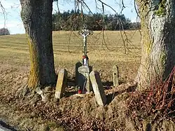 Kříž u cesty poblíž kóty Skála (676 m n. m.) severně od Těšenova