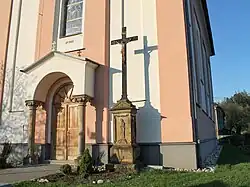 Kříž v Hoštejně před kostelem (Q37278745).jpg