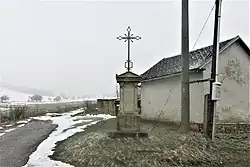 kříž u hřbitova v Lesné