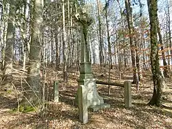 Kříž v lese východně od Růžené (Q38092825).jpg