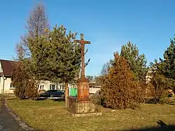 Kříž ve Hvozdečku vedle silnice (Q37302041).jpg
