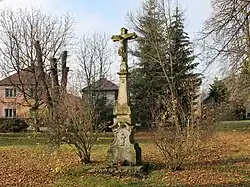 Kříž ve Zvoli v parku u silnice (Q38228695).jpg
