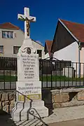 Kříž vedle kaple