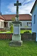 Kříž vedle kaple