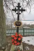 Kříž vedle pomníku padlým