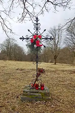 Křížek na místě kde stávala vstupní brána hřbitova
