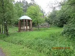 Altán na počátku Křížové cesty, za ním je pramen