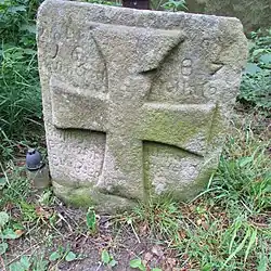 Křížový kámen na hrázi mezi Horními a dolními Kladinami (Q67187013) 01.jpg