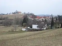 Celkový pohled na Křešice se zdaleka viditelným barokním špýcharem