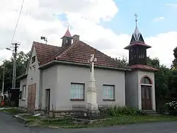 Knihovna, kříž a kaplička