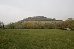 Křemín od kostela Nejsvětější Trojice v Zahořanech, tj. z východní strany