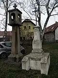 Křenice, zvonička a krucifix.jpg