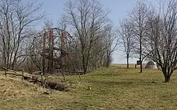 Památník - zleva pozorovatelna, vyhlídková věž, mohyla s informační tabulí