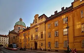 Křižovnická ulice s blokem křižovnických domů