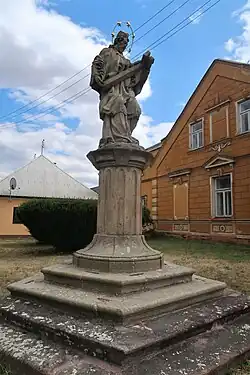 Socha sv. Jana Nepomuckého na náměstí