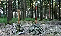 Na zalesněném vrcholu trigonometrický bod s nivelací 829,68 m n. m.