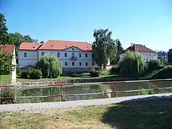 zámeček na místě původní tvrze