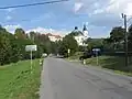 Začátek Křtinského údolí, v pozadí chrám Jména P. Marie a zámek Křtiny