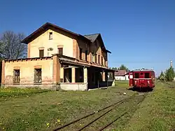 Nádraží Kamenický Šenov na jaře 2016 s motorovým vozem M 131.1302 KŽC Doprava.