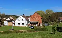 Domky na dolní části návsi