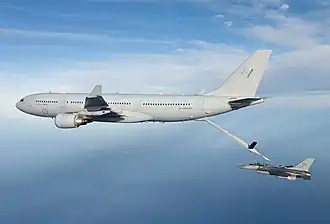 Australský tankovací letoun KC-30 poskytuje palivo americkému stíhacímu letounu F-16 Fighting Falcon