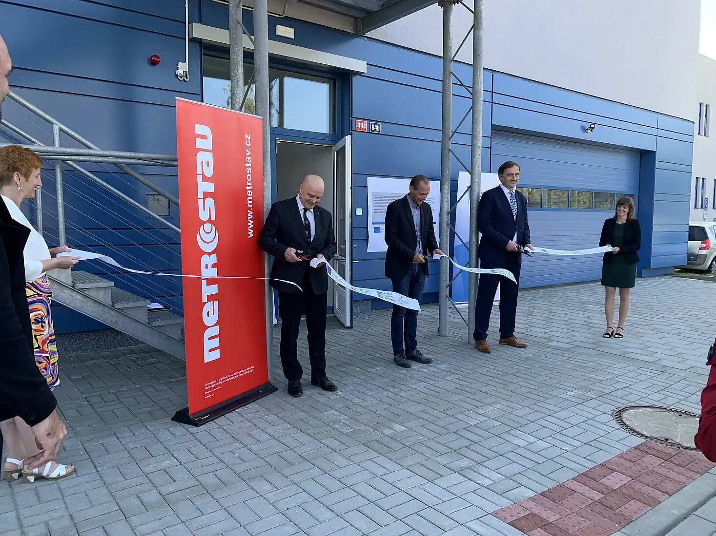 Slavnostní přestřižení pásky při otevření nového depozitáře.