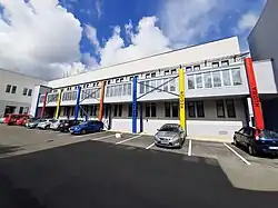 Spojovací koridor mezi knihovnou a depozitářem.