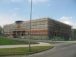 Budova bývalé vojenské jídelny během přestavby.