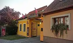 Vstup do areálu Octárny s pamětní deskou Maxe Švabinského