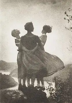 Tři vesnické dívky, 1930