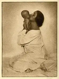 Matka a dítě, 1925