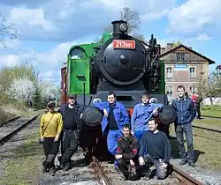 Členové KPKV před první zprovozněnou parní lokomotivou (ČKD 1435 BS 200) na nádraží v Tovačově