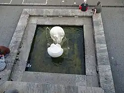 Fontána na nádvoří před stanicí