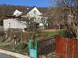 Kařízek - pohled do prostoru bývalého tvrziště v zahradách mezi čp. 14 a 19 (3).jpg