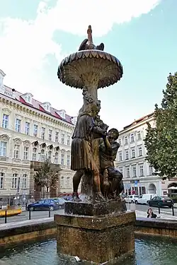 Detail střední části kašny