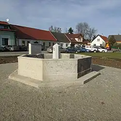 Kašna na náměstí v Nové Cerekvi (Q38035743).jpg