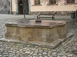 Kašna před klášterem na Starém náměstí v Ostrově.jpg