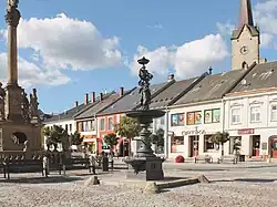 Pohled na severní část náměstí (v pozadí kostel svatého Tomáše z Canterbury)