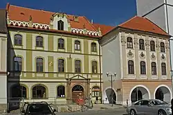 Dům U Zlatého slunce (vlevo)