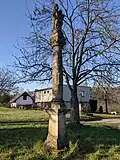 Kadeřavec - sloup se sochou Panny Marie severně od domu čp. 31 (stav duben 2020).jpg