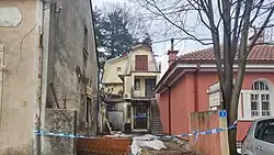 Policejní páska na jednom z míst střelby