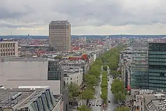 Pohled na ulici z Pamětního kostela císaře Viléma