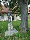 Křížek u lípy ve vsi