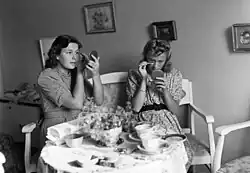 Dvě dívky, Inez Grünberg (vpravo) a Dagmar Hackel, předvádějí Inezin dům v Haagu, 1943