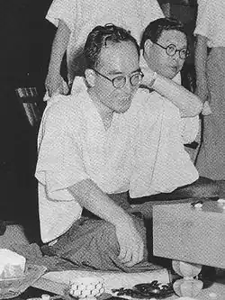 Kaku Takagawa se usmívá, když vítězstvím nad Utaró Hašimoto (21. 8. 1952) od něj převzal hodnost hon'inbó