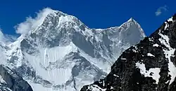 Vlevo je vrchol hory Kalanka, vpravo vrchol hory Changabang